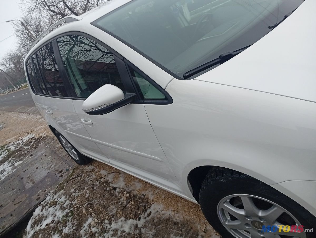 2010' Volkswagen Touran photo #2