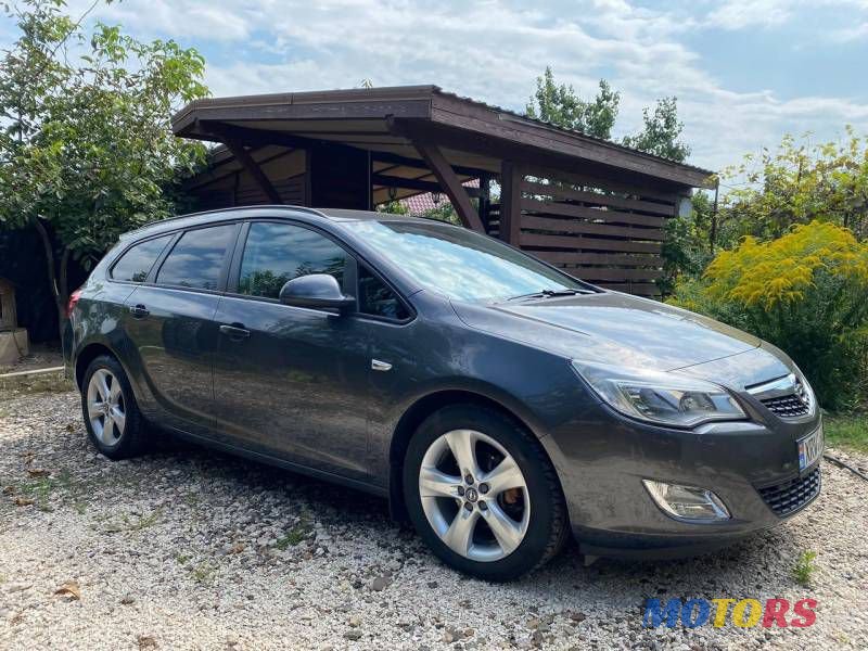 2011' Opel Astra photo #1