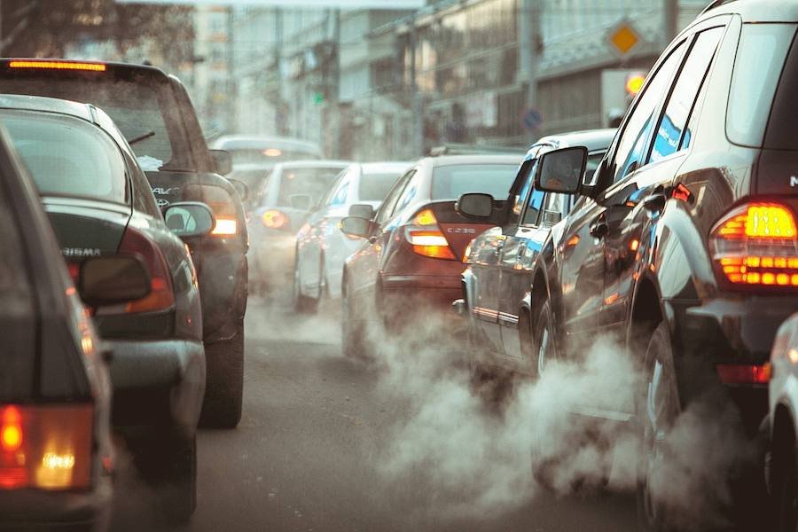 Mașinile care au circulat pe teritoriul țării în 2018, au emis în atmosferă de zece ori mai mulți poluanți decât uzinele existente!