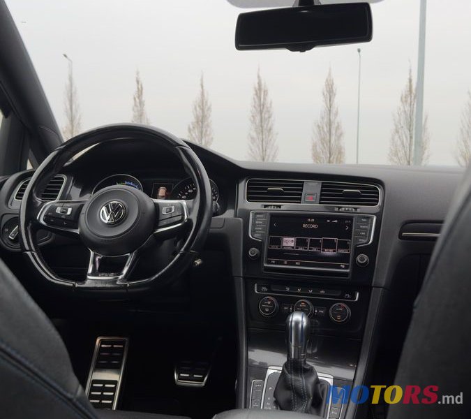 2015' Volkswagen Golf photo #6