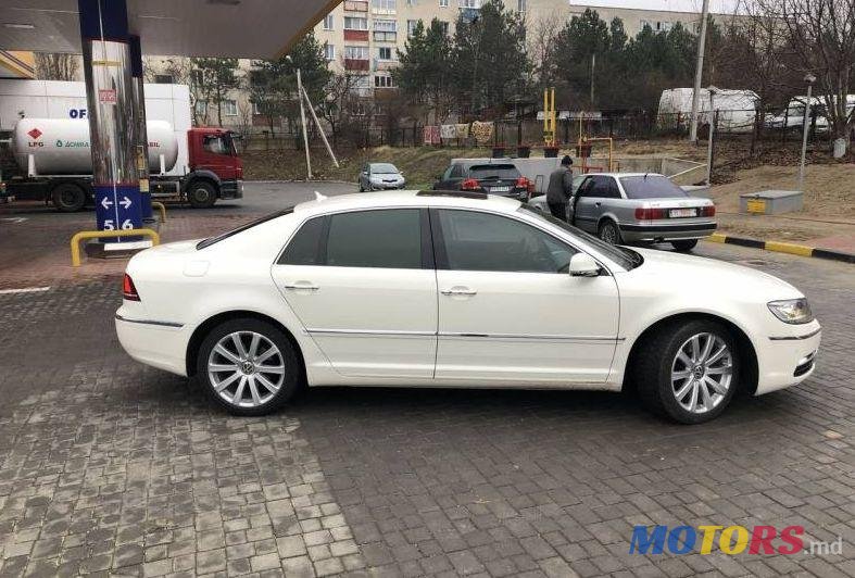 2013' Volkswagen Phaeton photo #1