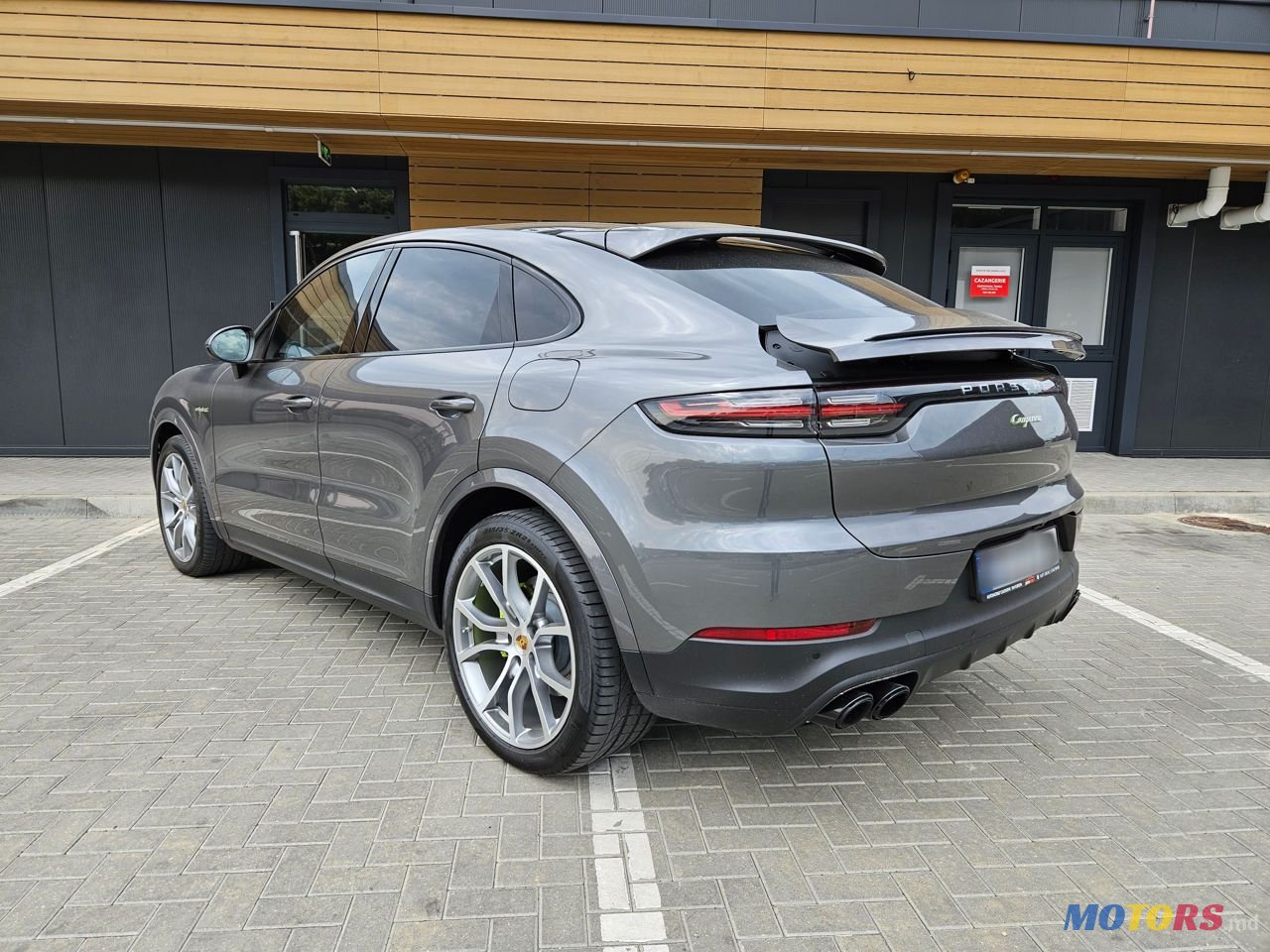 2019' Porsche Cayenne photo #2