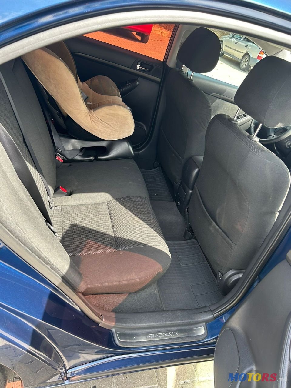 2004' Toyota Avensis photo #3