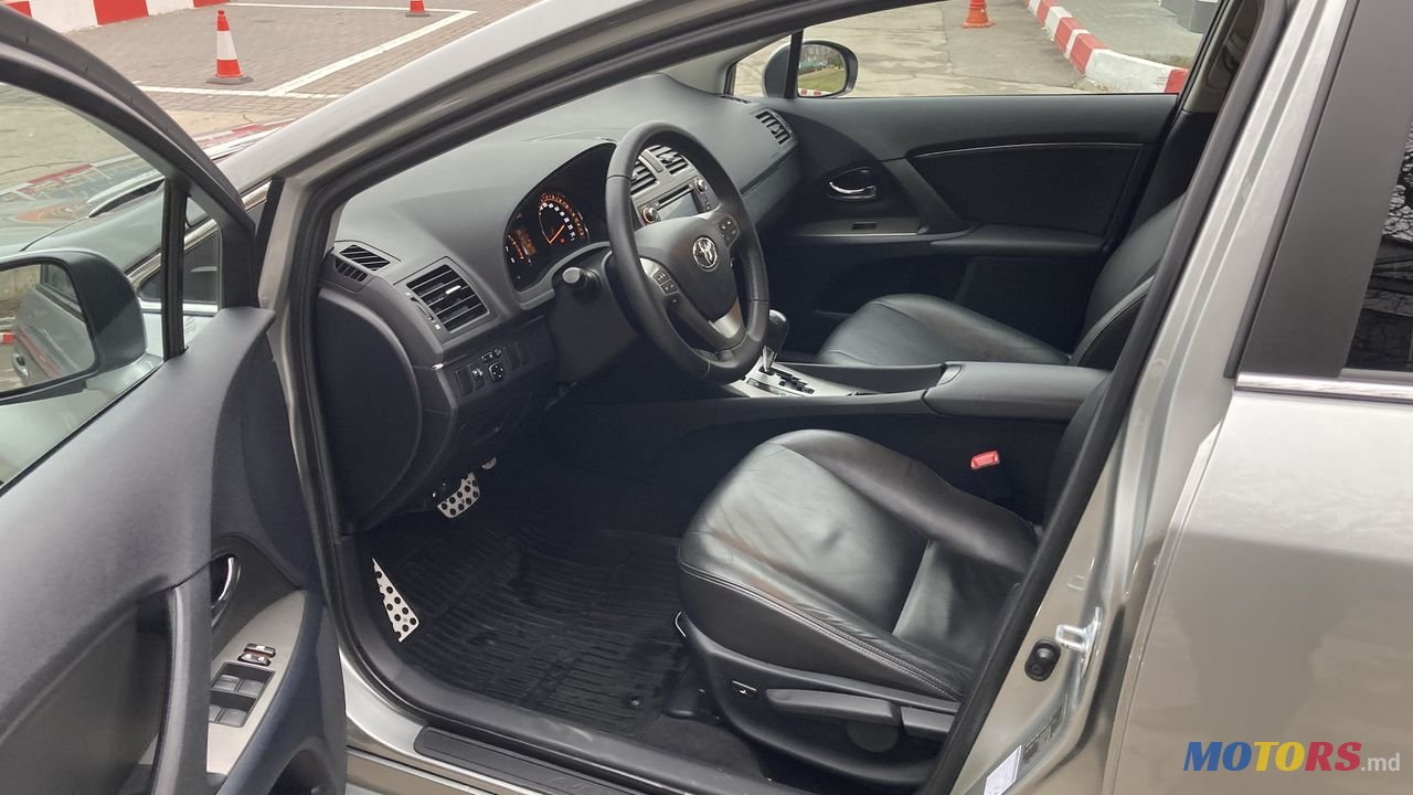 2011' Toyota Avensis photo #5