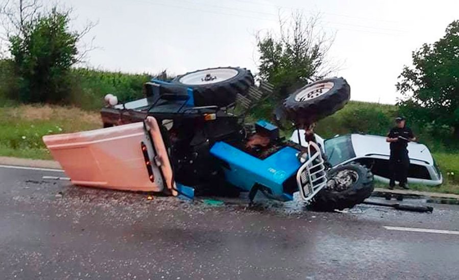 Grav accident aseară la Floreşti: o maşină, condusă de un poliţist, posibil în stare de ebrietate, a lovit cu putere un tractor şi l-a răsturnat