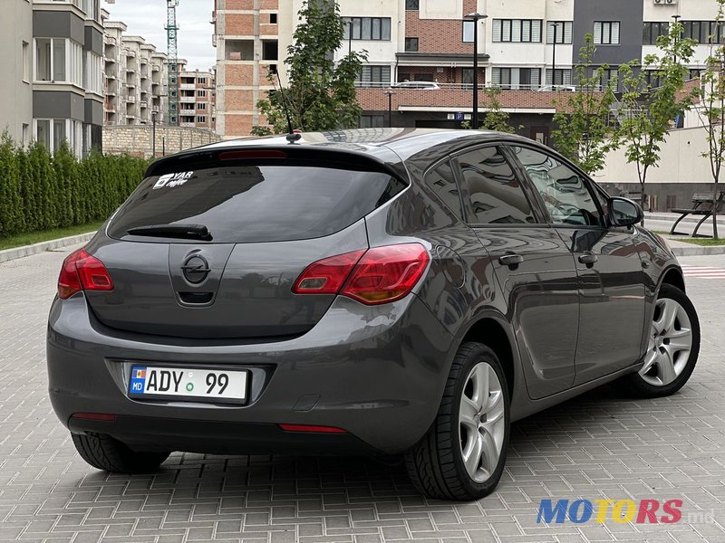 2011' Opel Astra photo #4