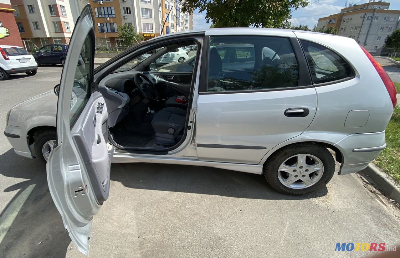 2004' Nissan Almera Tino photo #6