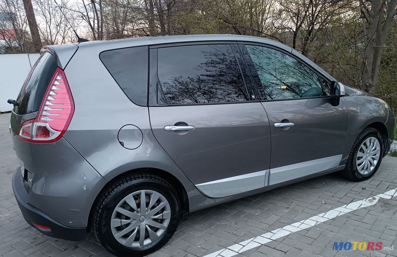 2011' Renault Scenic photo #2