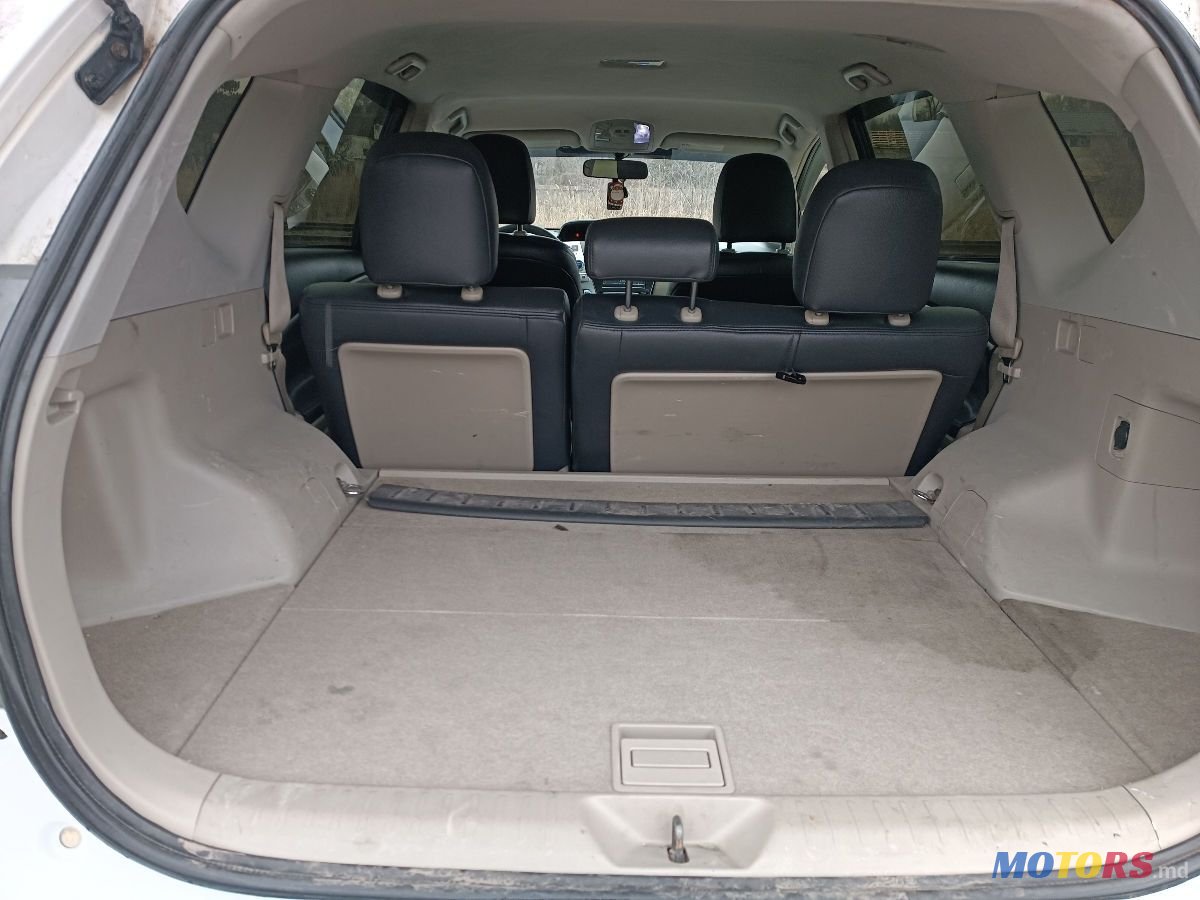 2012' Toyota Prius v photo #6