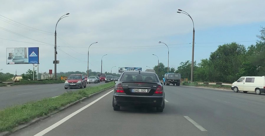 Vă amintiţi de Mercedesul reţinut acum 2 săptămâni de 6 echipaje de poliţie în Chişinău? Azi el circulă din nou bine-mersi!