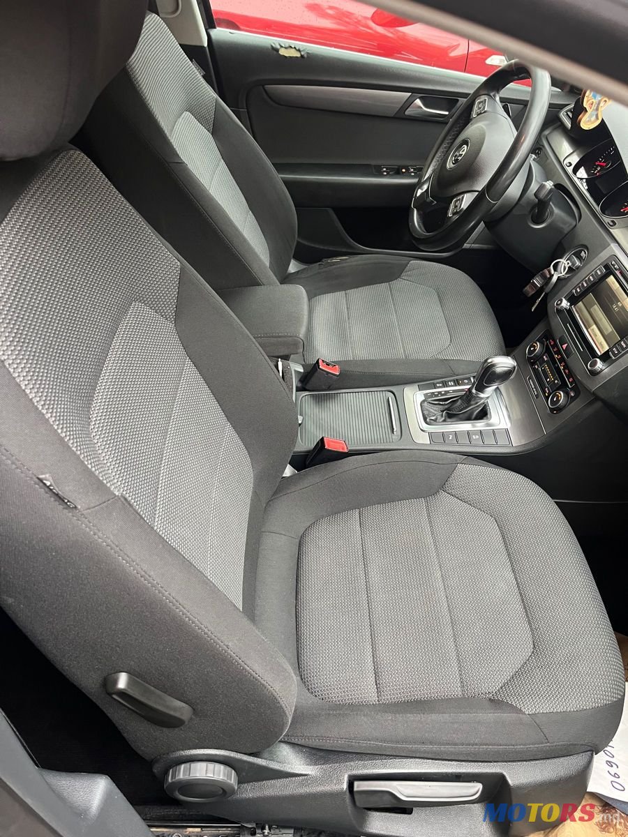 2011' Volkswagen Passat photo #6