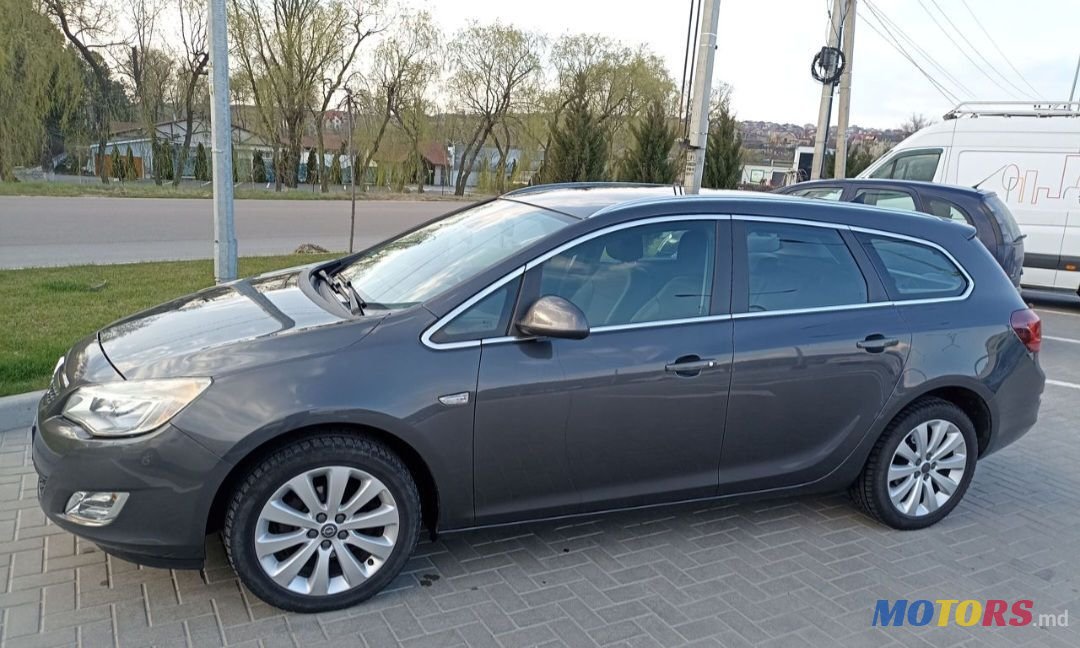 2011' Opel Astra photo #2