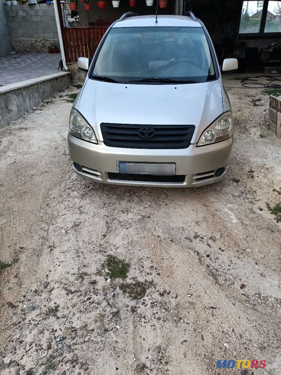 2002' Toyota Avensis Verso photo #6