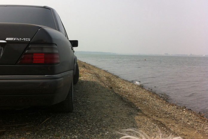 Cu Mercedes-ul în lac! Un şofer din sudul ţării, care a vrut să scape de oamenii legii, a aterizat în apă