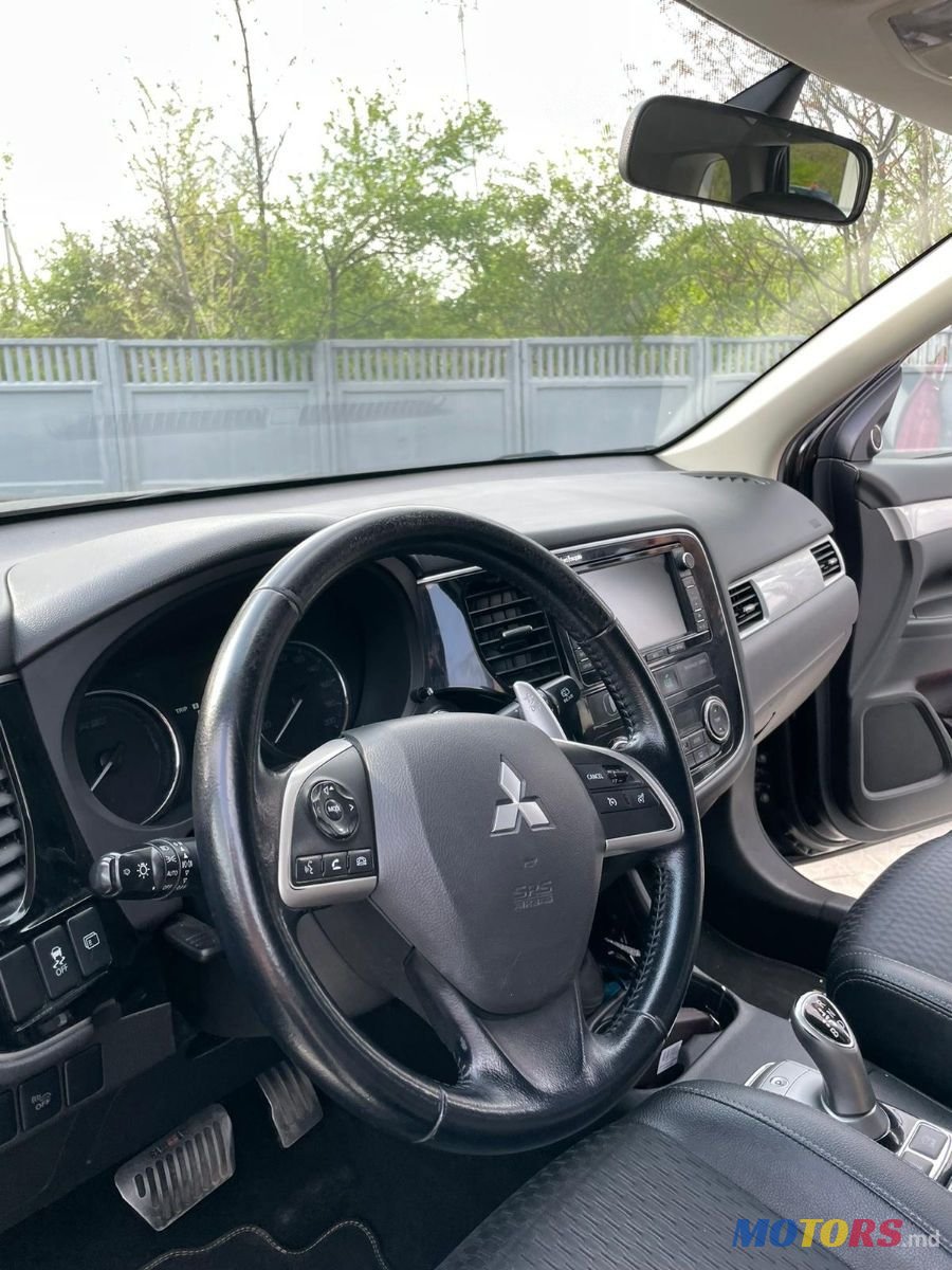2014' Mitsubishi Outlander photo #6