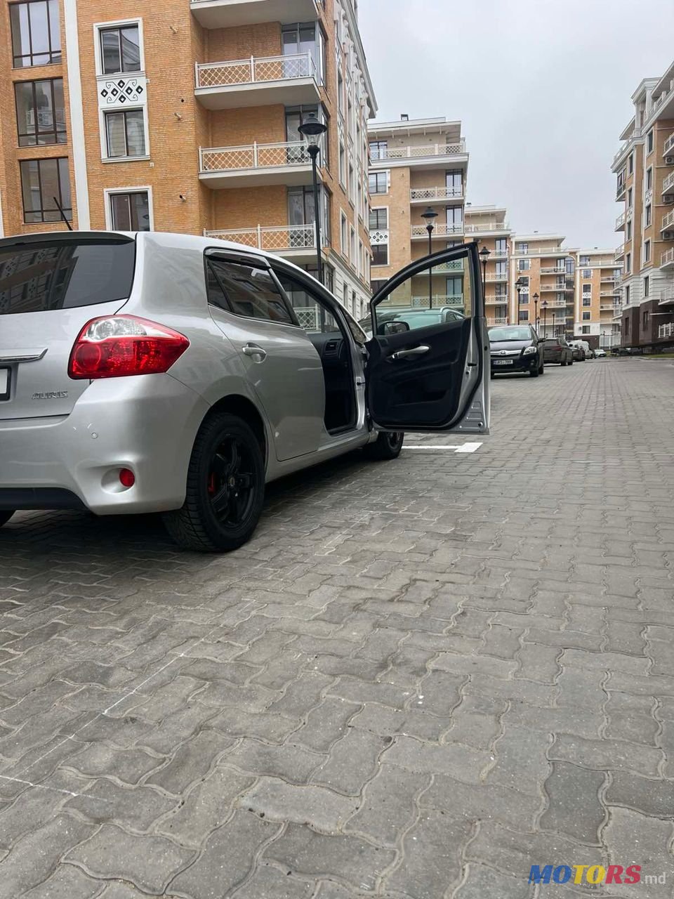 2011' Toyota Auris photo #4