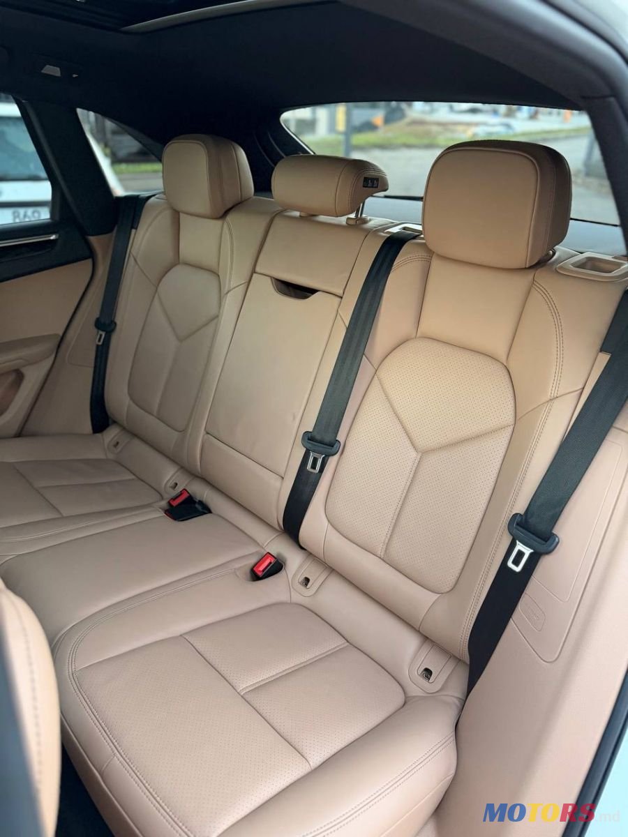 2020' Porsche Macan photo #6