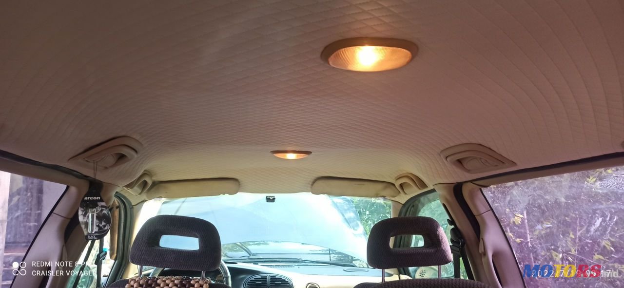 1998' Chrysler Voyager photo #2