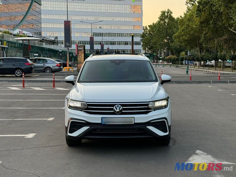 2022' Volkswagen Tiguan photo #4