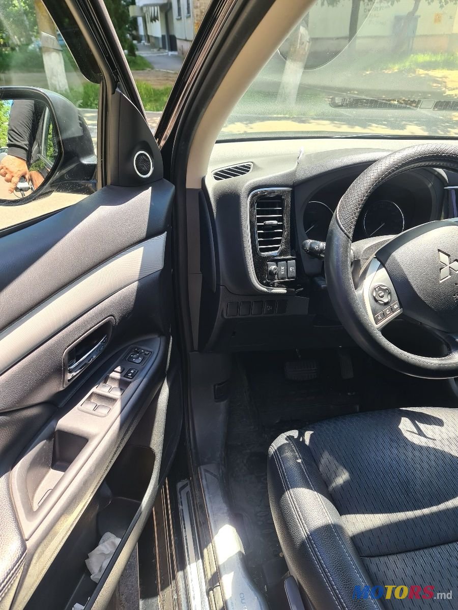 2014' Mitsubishi Outlander photo #3