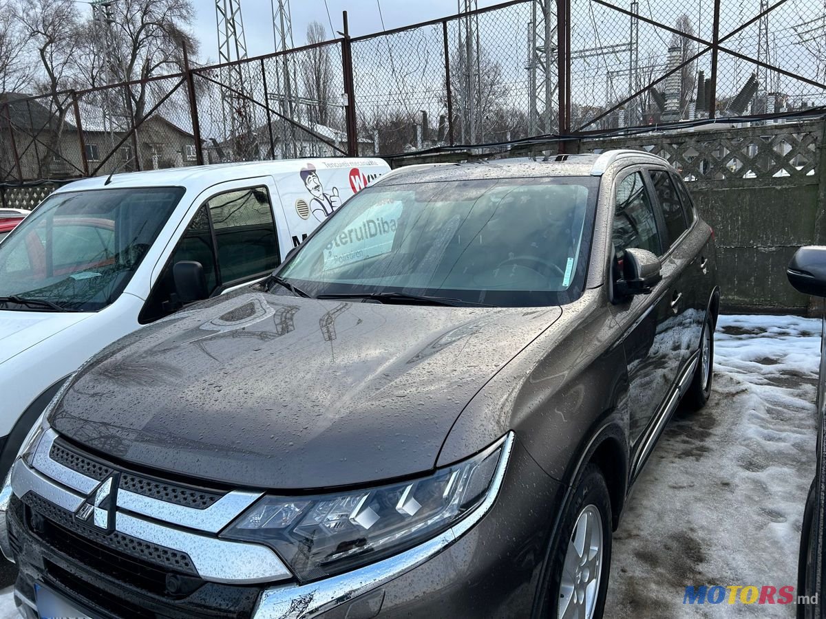 2019' Mitsubishi Outlander photo #3