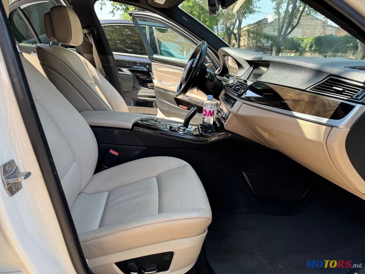 2012' BMW 5 Series photo #6