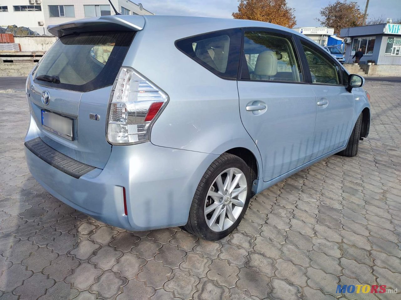 2012' Toyota Prius v photo #3