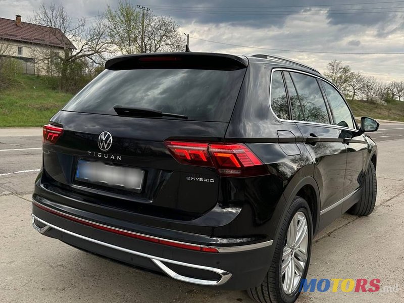 2021' Volkswagen Tiguan photo #1