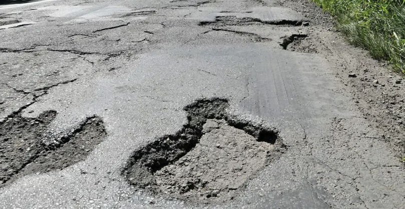 Водители жалуются, что одна из дорог на севере страны портит их автомобили