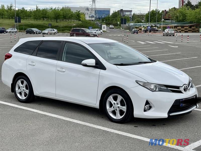 2013' Toyota Auris photo #2