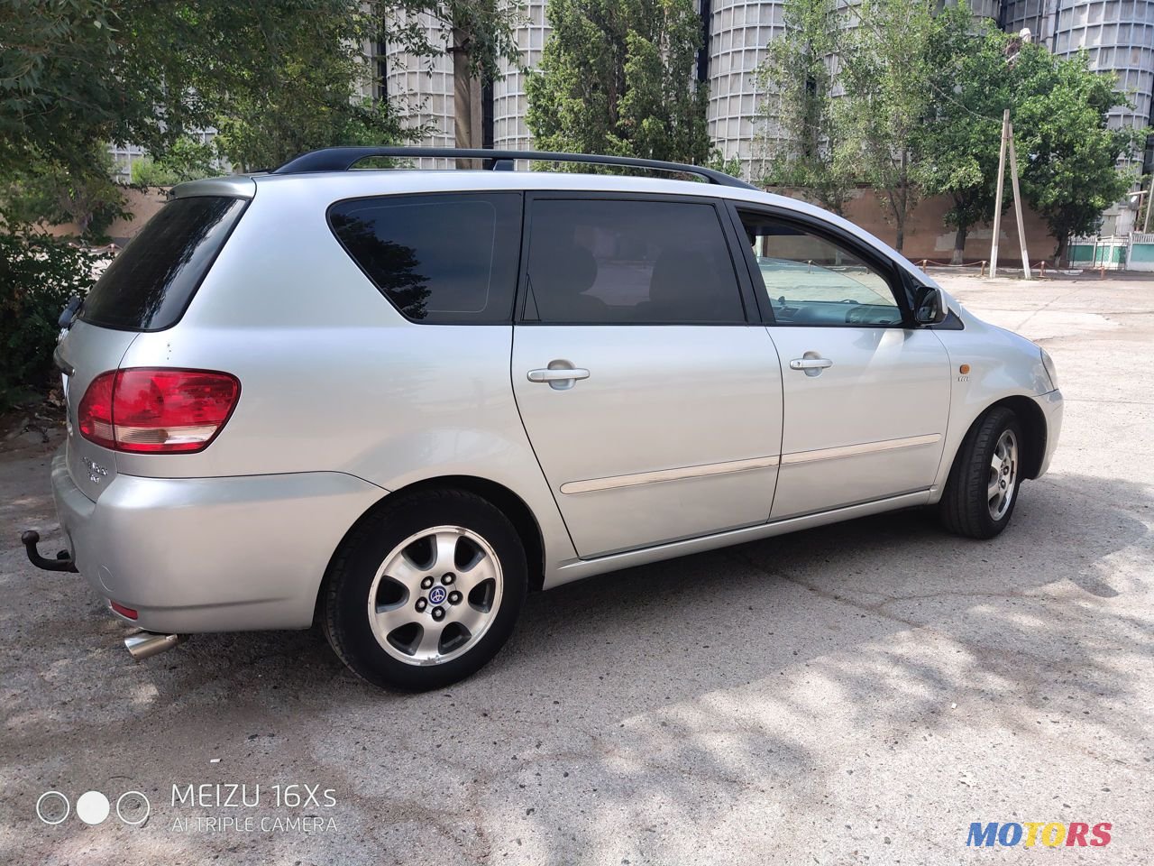 2001' Toyota Avensis Verso photo #2