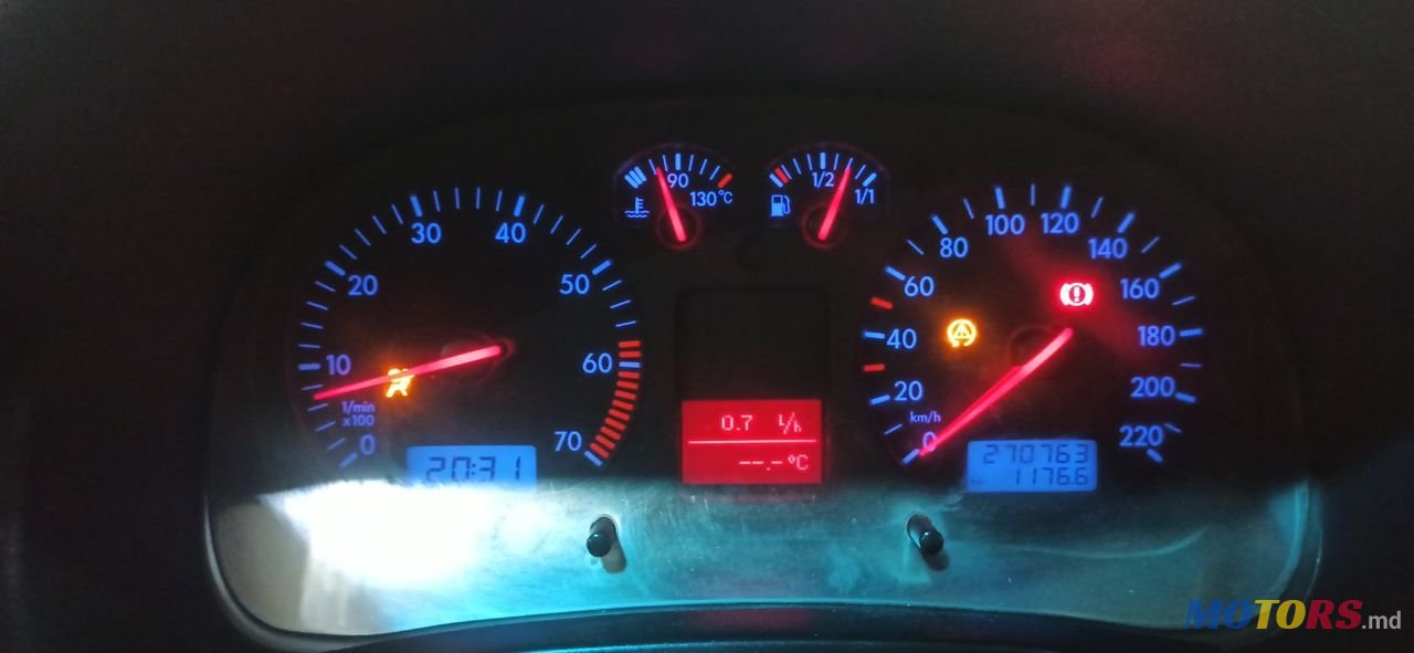 2002' Volkswagen Golf photo #1