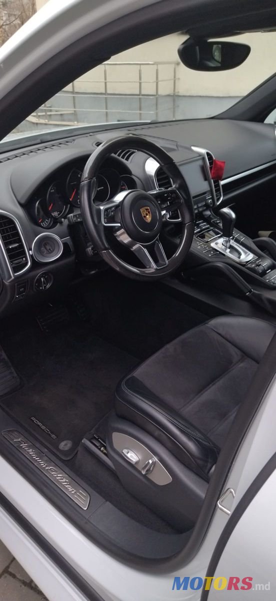2017' Porsche Cayenne photo #5