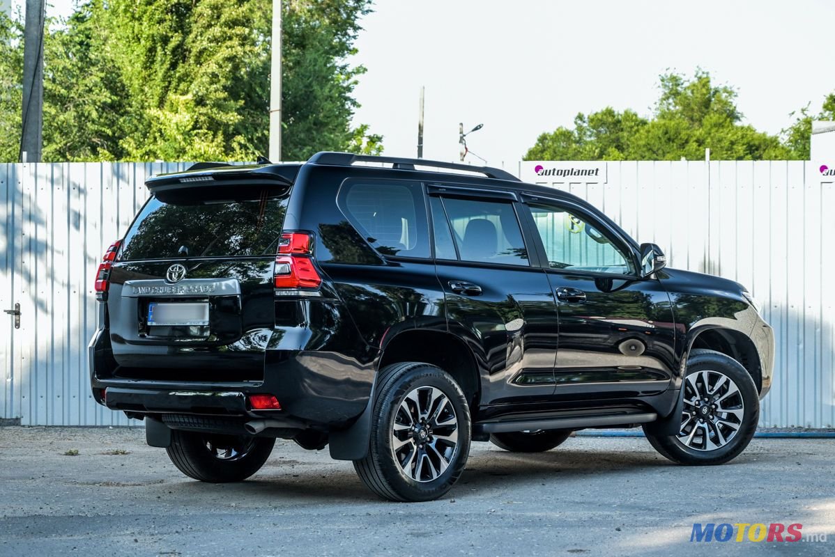 2023' Toyota Land Cruiser Prado photo #3