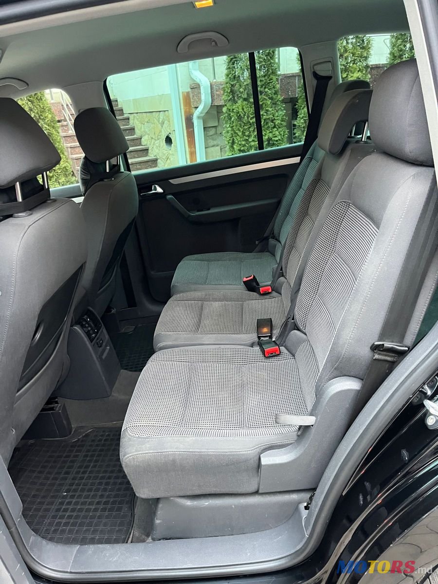 2004' Volkswagen Touran photo #3