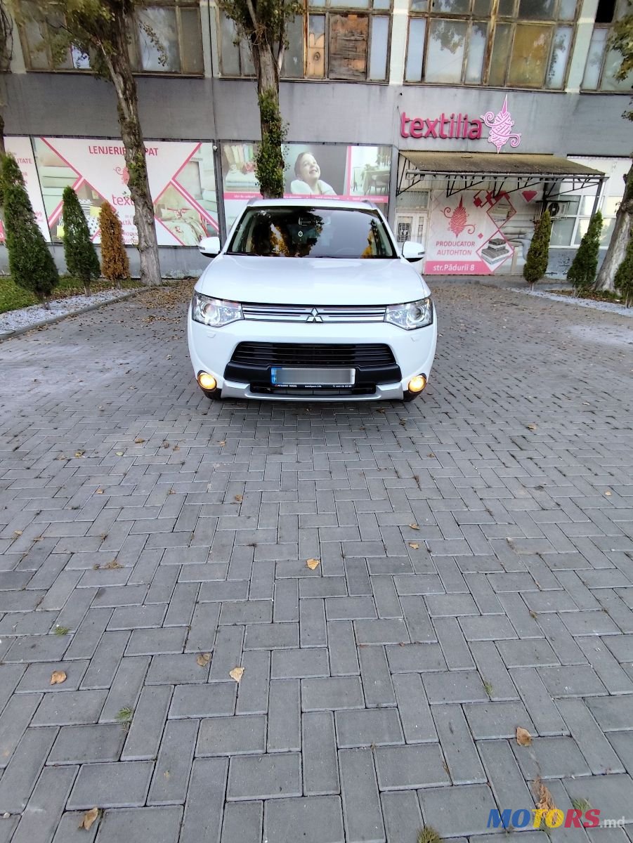 2014' Mitsubishi Outlander photo #3