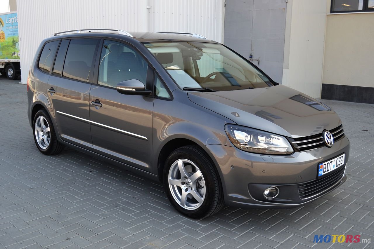 2012' Volkswagen Touran photo #2