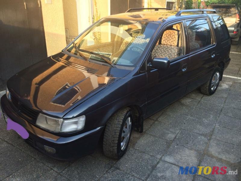 1995' Mitsubishi Space Wagon photo #1