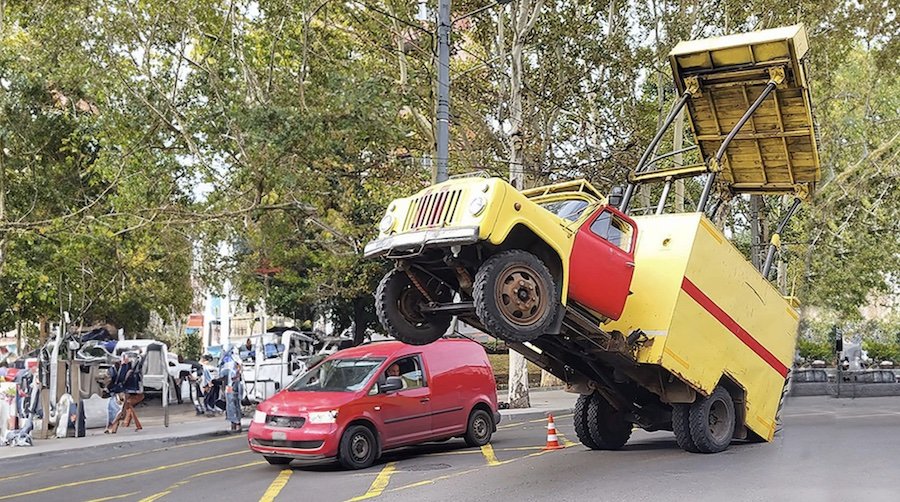 Un camion al serviciului de reparaţii ale liniilor de troleibuz din Chişinău a rămas suspendat în acele linii