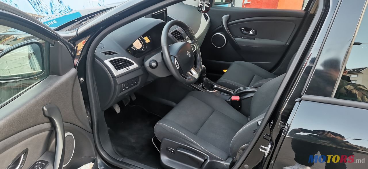 2012' Renault Megane photo #3