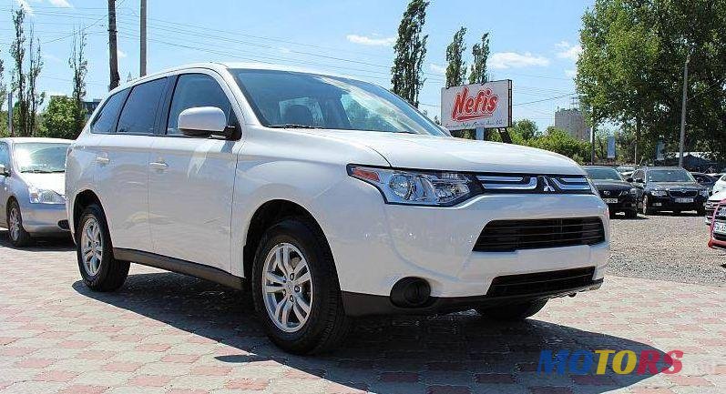 2014' Mitsubishi Outlander photo #1