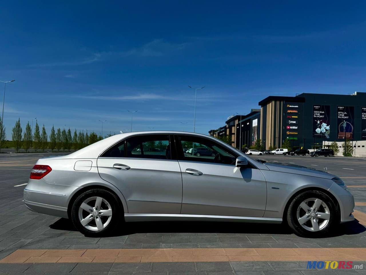 2011' Mercedes-Benz E-Class photo #3