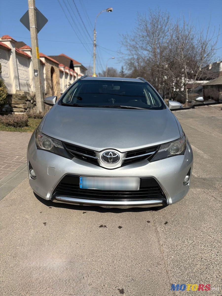 2013' Toyota Auris photo #3