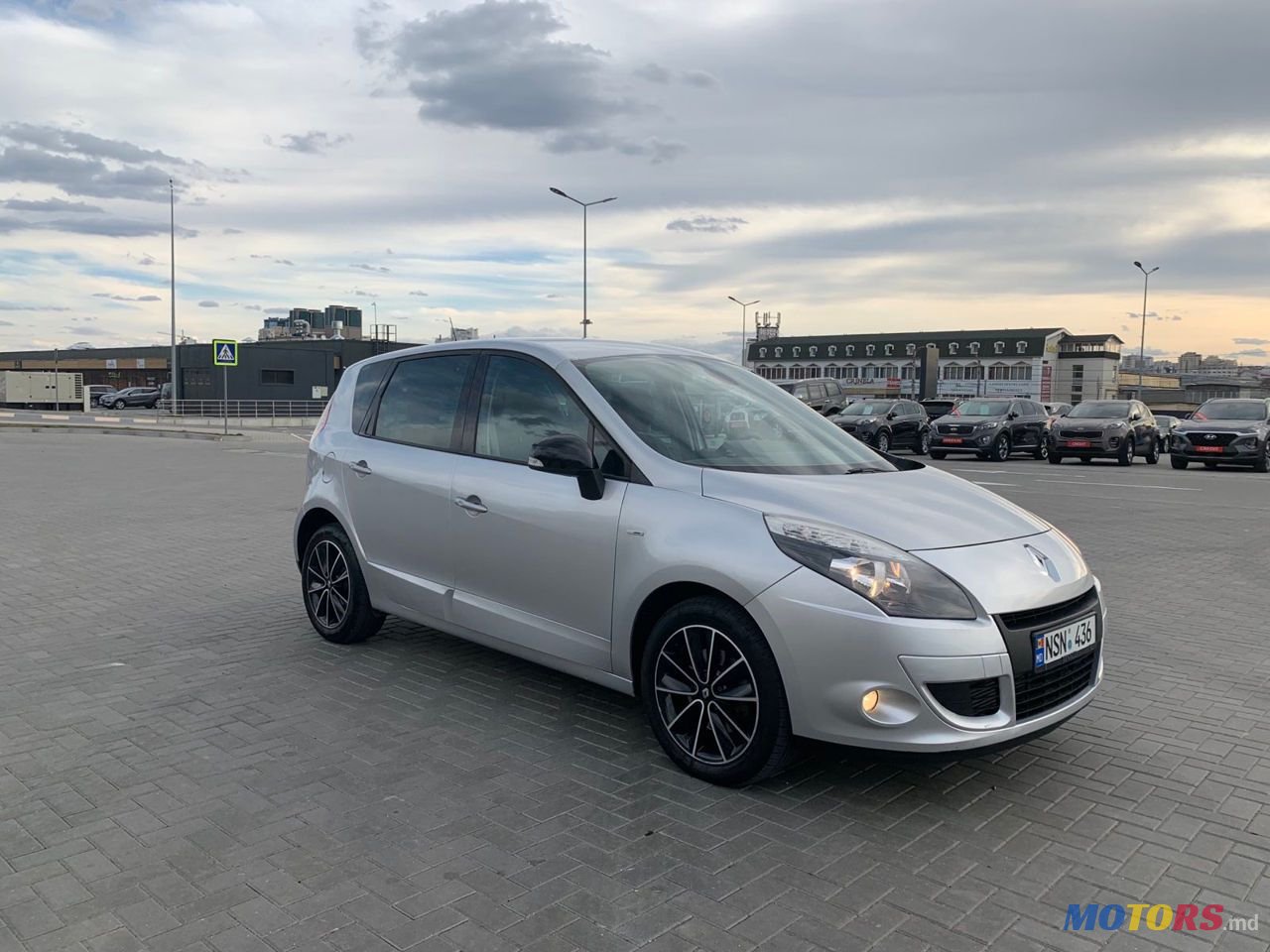 2011' Renault Scenic photo #3