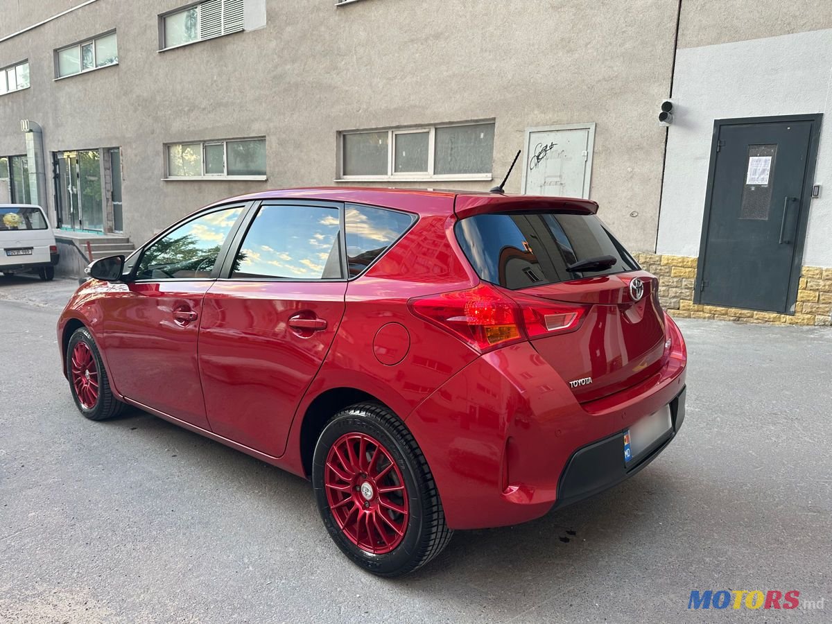 2013' Toyota Auris photo #3