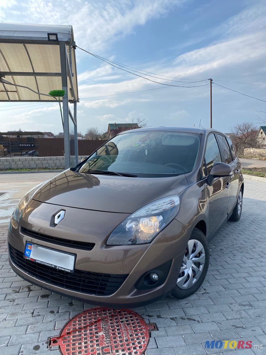 2010' Renault Grand Scenic photo #2
