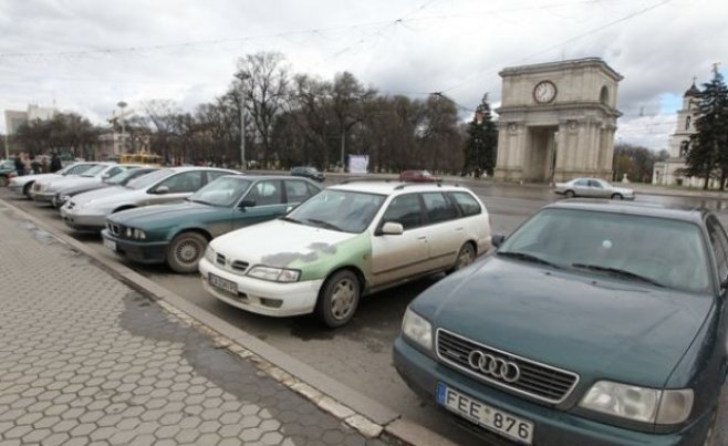 Машины с иностранными номерами смогут находиться в Молдове до отмены ЧП