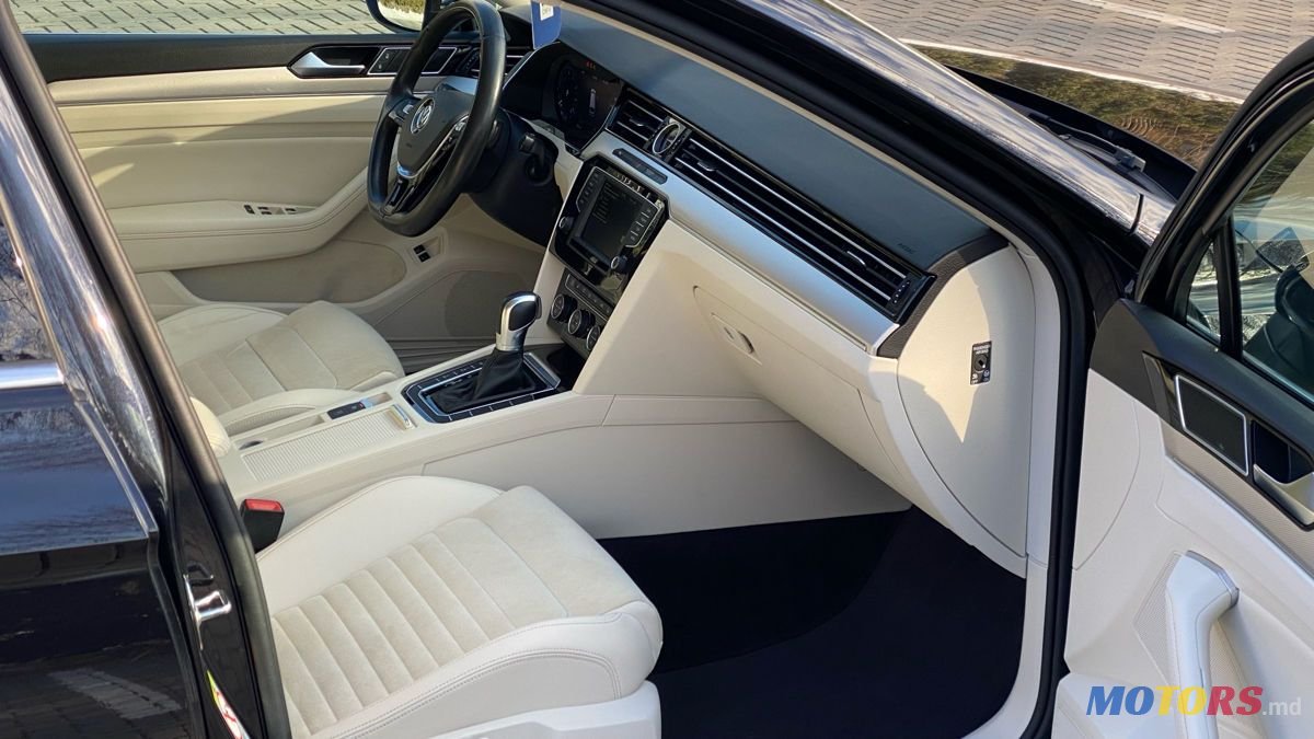 2017' Volkswagen Passat photo #4