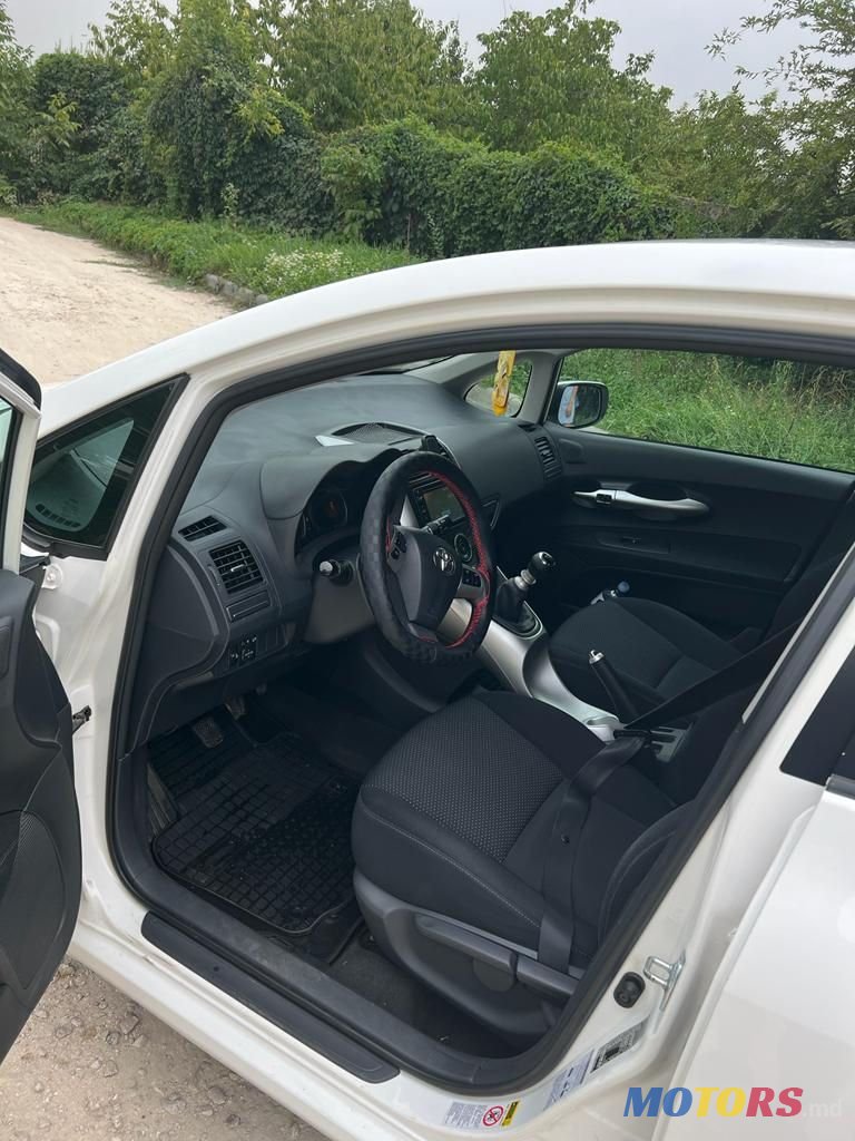 2012' Toyota Auris photo #2