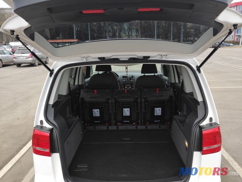 2011' Volkswagen Touran photo #4